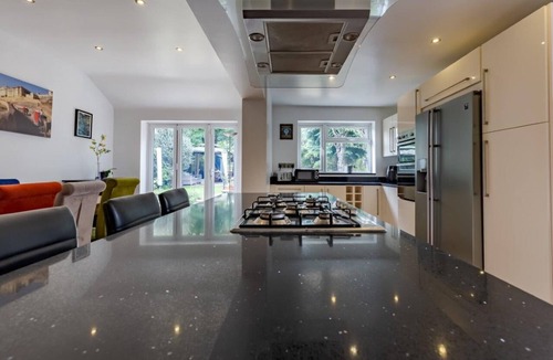 Moseley House | Spacious 4-Bedroom House with Parking near City Centre