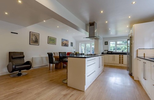 Moseley House | Spacious 4-Bedroom House with Parking near City Centre