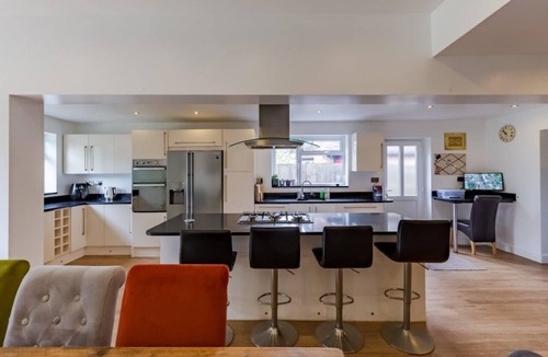 Moseley House | Spacious 4-Bedroom House with Parking near City Centre