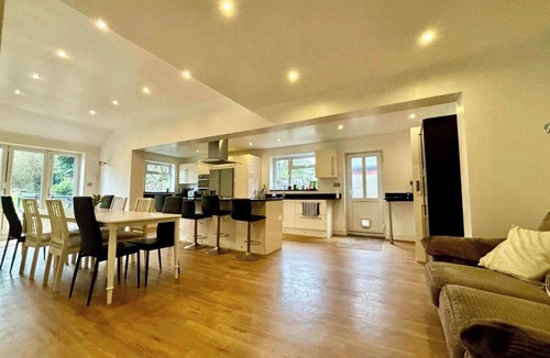 Moseley House | Spacious 4-Bedroom House with Parking near City Centre