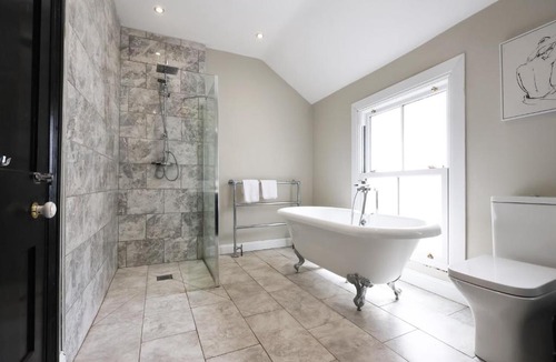 Bridgend Apartment | Spacious 4 Bedroom Home In Heart Of Bridgend - By EKLIVING PARTNERS Short Lets & Serviced Accommodation