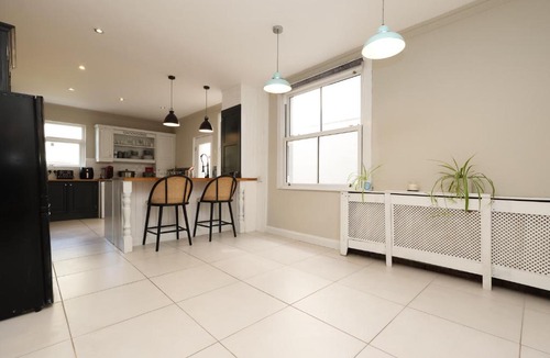 Bridgend Apartment | Spacious 4 Bedroom Home In Heart Of Bridgend - By EKLIVING PARTNERS Short Lets & Serviced Accommodation