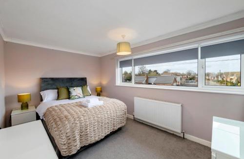 Colchester House | Spacious 4BR Detached House, Parking, Fast Wifi, Great for Contractors