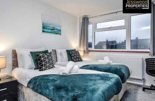 Tea Green Apartment | Spacious 5 Bedroom, 3 Bath House by Jesswood Properties Short Lets For Contractors, With Free Parking Near M1 & Luton Airport