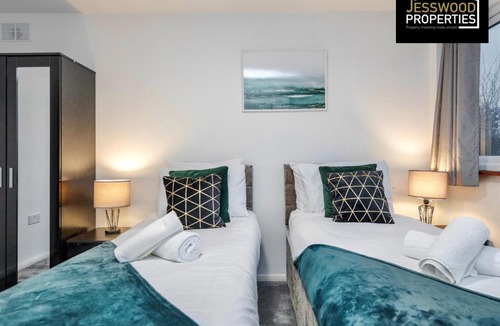 Tea Green Apartment | Spacious 5 Bedroom, 3 Bath House by Jesswood Properties Short Lets For Contractors, With Free Parking Near M1 & Luton Airport