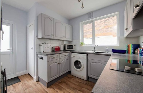 Southsea House | Spacious 5BR Central House - Great for Contractors