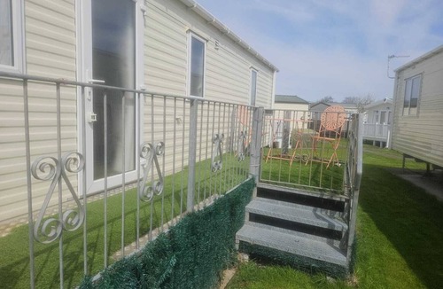 Brean House | Spacious 6 berth caravan with decking. Indoor Heated pool on site!