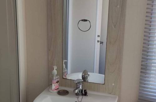 Brean House | Spacious 6 berth caravan with decking. Indoor Heated pool on site!