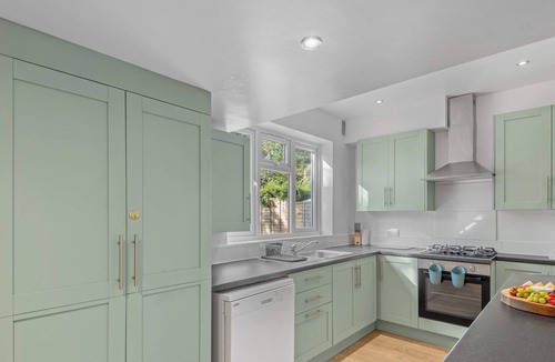 Reading House | Spacious 6BR Ensuite home - Sleeps 12 - Parking