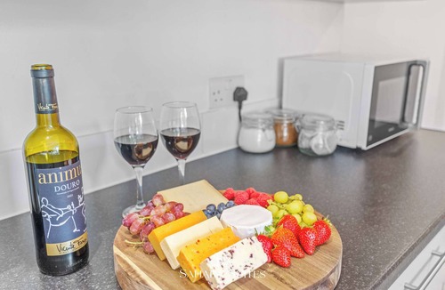 Reading House | Spacious 6BR Ensuite home - Sleeps 12 - Parking