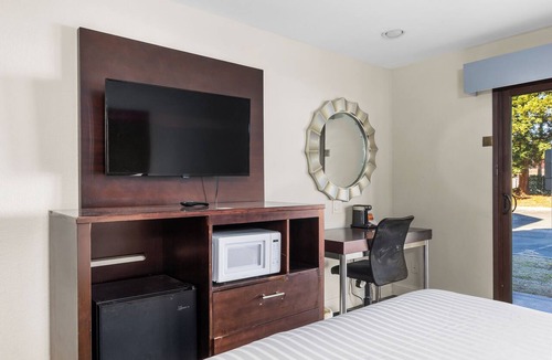 Westside Santa Cruz Hotel | Spacious Accessible 2BR Suite | King + 2 Queens | Santa Cruz