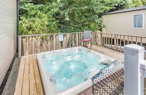 Axminster Apartment | Spacious and luxurious 12ft-wide caravan with one double and two twin bedrooms.