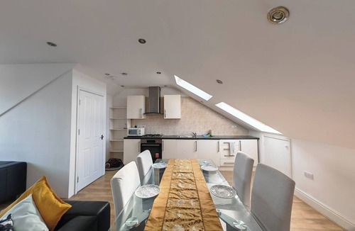 Kilburn Apartment | Spacious Apartment Sleeps 7 near central London