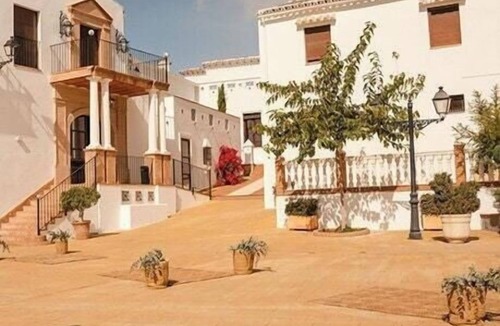 Baena Apartment | Spacious apartment with pool near Córdoba