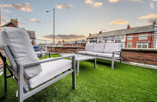 Thornton-Cleveleys House | Spacious Apartment With A Terrace Style Rooftop
