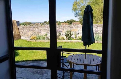 Muchelney House | Spacious Character Barn, sleeps 4, <10mins walk to fab dining pub