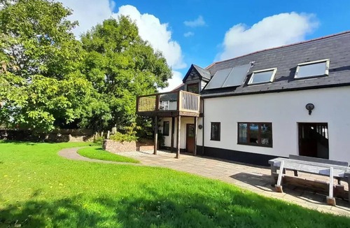 Westcott House | Spacious Converted Barn on a Flower Farm, Devon Countryside, Family Friendly