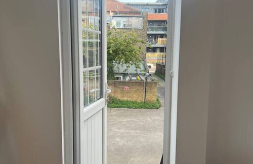 Larkhall Apartment | Spacious Duplex near Clapham