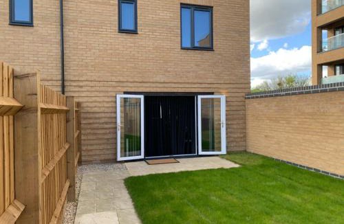 South Ockendon House | Spacious Entire 4 Bed House With 2 Free Parking Bays Early Check-in Late Check- Out Allowed