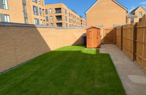 South Ockendon House | Spacious Entire 4 Bed House With 2 Free Parking Bays Early Check-in Late Check- Out Allowed