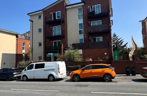 Portswood Apartment | Spacious Ground Floor 2-Bed Flat - Patio, Parking - By Habitats