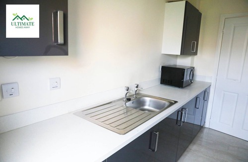 Sindlesham House | Spacious home | 3 Bedrooms + 3 bathrooms dedicated office & parking close to M4