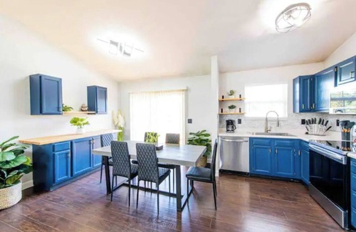 Independence House | Spacious home, game room. pool table- basketball court. 2 King beds,Free parking