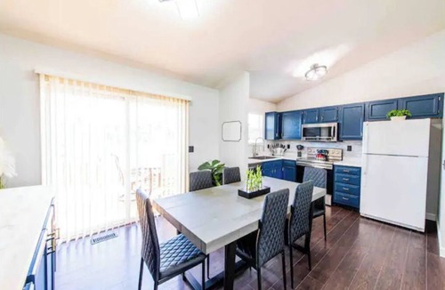 Independence House | Spacious home, game room. pool table- basketball court. 2 King beds,Free parking