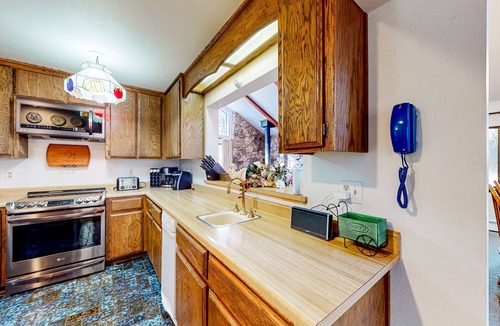 Christmas Valley House | Spacious home lined by trees with wood stove & jetted tub - dog-friendly