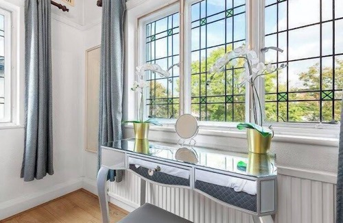 Cranbrook Apartment | Spacious home with private parking