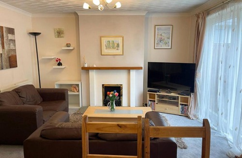 Cambridge House | Spacious House nr Cambridge with Parking & Garden