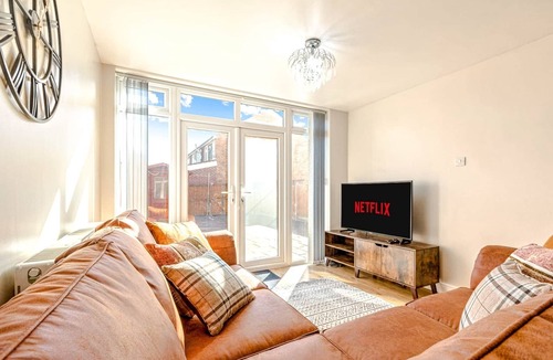 Exhall House | Spacious & Modern 4-Bed Home – Sleeps 7