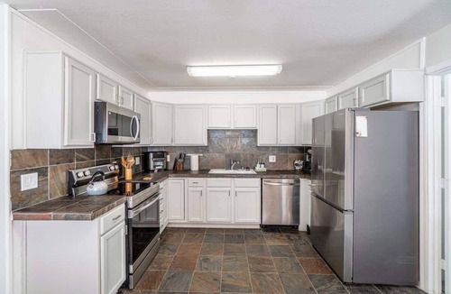 West University House | Spacious Pet-Friendly Retreat 4BR, Grill, 5 Beds