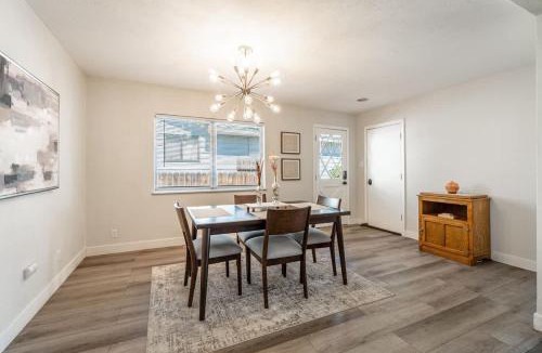 West University House | Spacious Pet-Friendly Retreat 4BR Grill 5 Beds