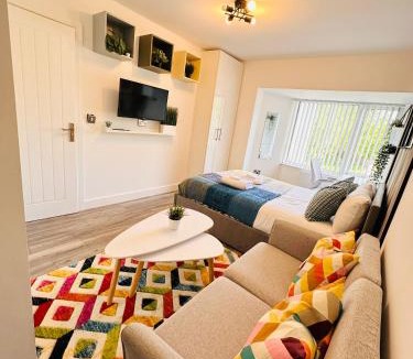 Birmingham House | Spacious Private self contained room with Private dedicated Bathroom - Selly Oak Birmingham R2