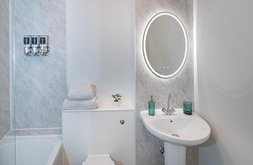 Caversham Apartment | Spacious Reading 2-Bed Apartment & free Parking