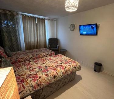 Cribbs Causeway House | Spacious Room