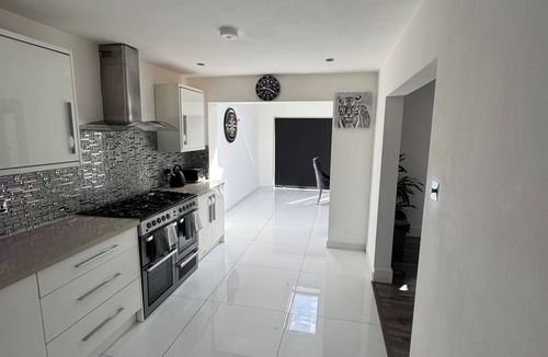 Trowbridge House | Spacious | Sleeps 7 | Driveway Parking | Dartboard
