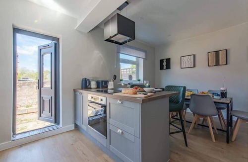 Portswood House | Spacious Southampton Sanctuary - Pet Friendly Home