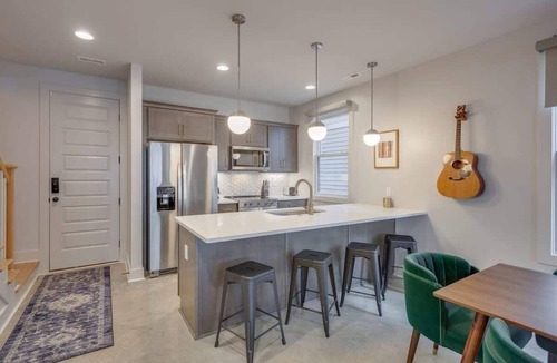 Greenwood House | Spacious & Walkable East Nash Designer Twin Homes | Sleep 20 with Smart TVs, Workspaces & Fast WiFi | 2 Garages & Full Kitchens | Walk to Mas Tacos, Ride 10 Min to Broadway | 24 Hr Hospitality