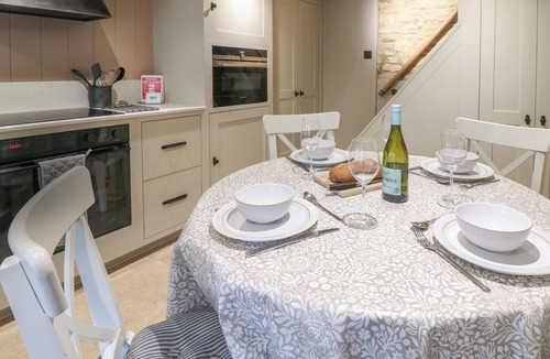 Stow-on-the-Wold Cottage | SPINNERS COTTAGE, pet friendly, with open fire in Stow-On-The-Wold