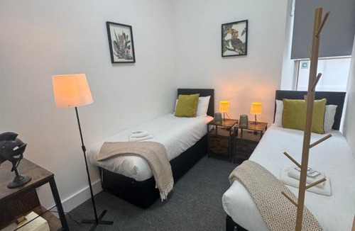 West End Apartment | Squarezzz - Group Accommodation