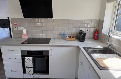 Broadheath Apartment | Studio appt - Sleeps 2 - Free Parking - 5min-Metro
