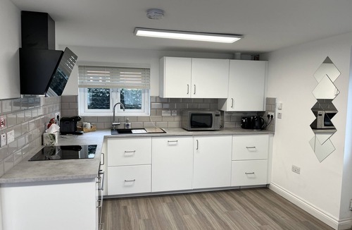 Broadheath Apartment | Studio appt - Sleeps 2 - Free Parking - 5min-Metro