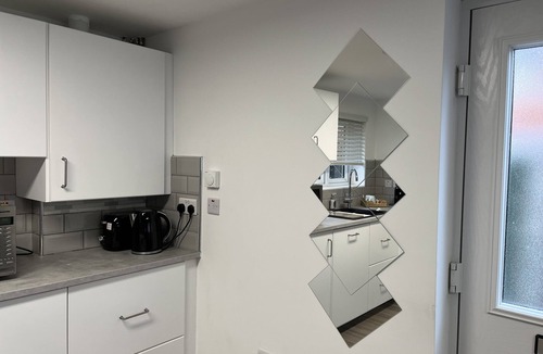 Broadheath Apartment | Studio appt - Sleeps 2 - Free Parking - 5min-Metro
