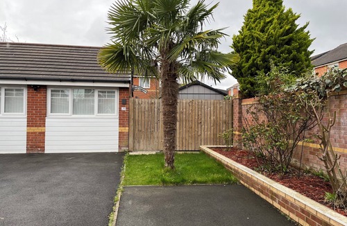Broadheath Apartment | Studio appt - Sleeps 2 - Free Parking - 5min-Metro