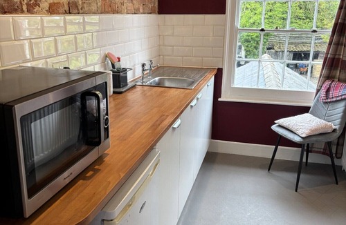 Halstead Apartment | Studio Flat above The Pough pub In Birdbrook