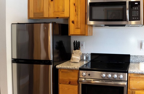 Tahoya Shores Hotel | Studio | Kitchen | Outdoor Pool | Free Parking | Spa Tub & Lake Access