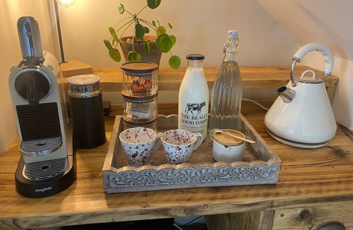Severn Stoke Apartment | Studio Sleeps 2 with Parking and Garden