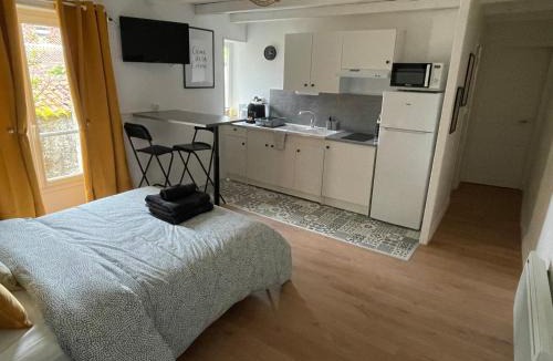 La Rochefoucauld Apartment | Studio spacieux et calme - Parking facile